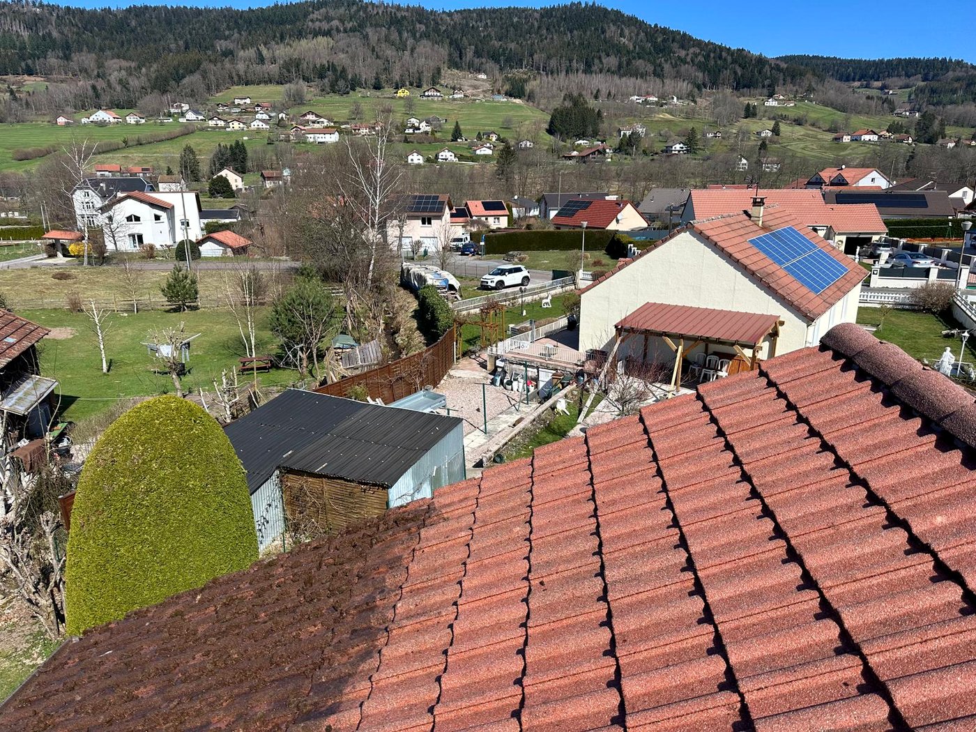 Toiture en tuiles démoussée dans les Vosges